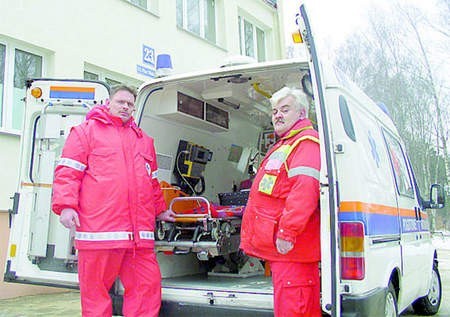 Bogumił Szwaiger, kierowca i Romuald Gładysz (z prawej), ratownik medyczny przez 12 godzin pełnią ostry dyżur w podstacji pogotowia w Kępicach. Potem zmieni ich kolejna załoga.