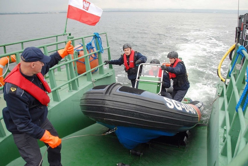 Strażnicy graniczni pilnują Zalewu Szczecińskiego. Niemcy piszą o „polskiej łodzi motorowej śmigającej po jeziorze” 