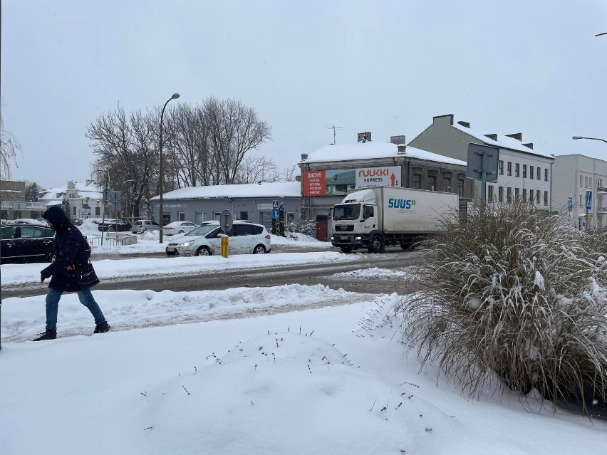 Zima w Ostrowcu Świętokrzyski daje się we znaki kierowcom i pieszym. Cieszą się tylko bawiące się na śniegu dzieci. Zobaczcie zdjęcia
