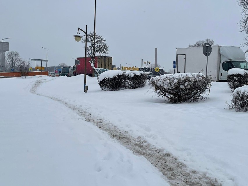 Zima w Ostrowcu Świętokrzyski daje się we znaki kierowcom i pieszym. Cieszą się tylko bawiące się na śniegu dzieci. Zobaczcie zdjęcia