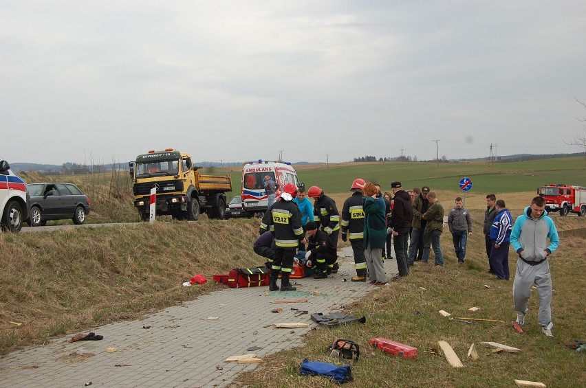 Wypadek Volkswagena Passata w Udorpiu pod Bytowem. Wypadł z drogi i kilkakrotnie dachował