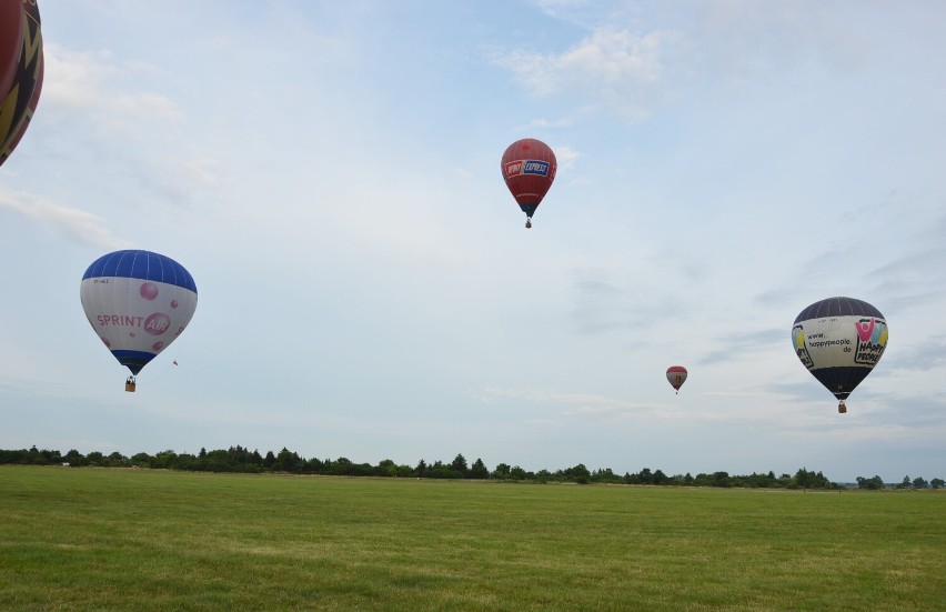Przelot balonów nad lotniskiem w Piotrkowie 2021
