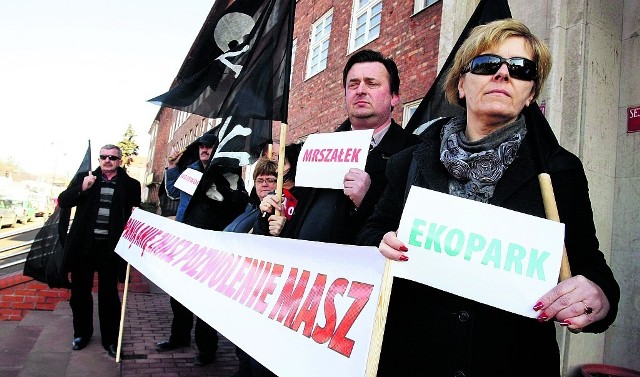 Mieszkający w pobliżu Eko Doliny wielokrotnie protestowali przeciw jej działalności.