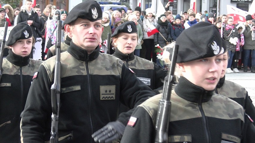 Musztra paradna w wykonaniu klasy mundurowej V LO w Kaliszu