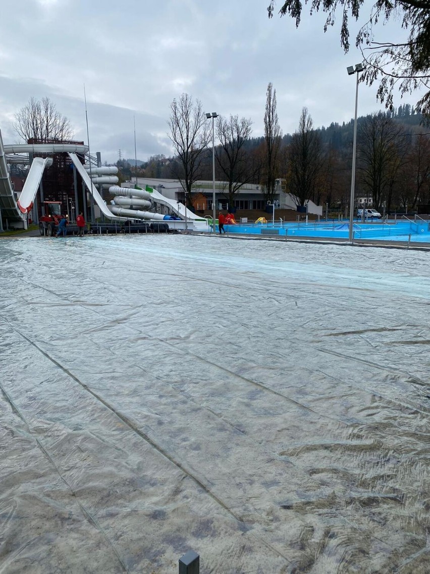 Lodowisko przygotowywane na terenie Basenów Wisła