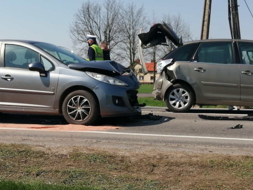 Zderzenie osobówek na ul. Koźmińskiej. Jedna osoba trafiła do szpitala [ZDJĘCIA]