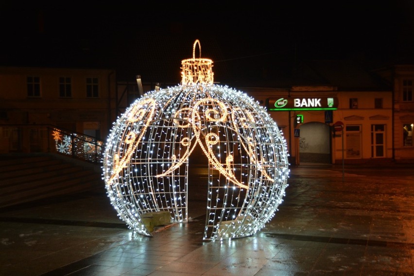 Iluminacje świąteczne 2021 na Rynku Miejskim i przed CKiS w...