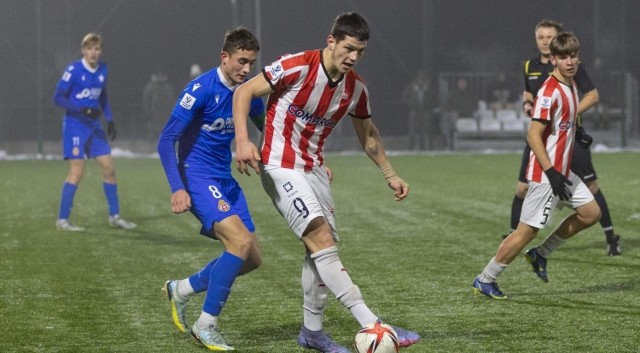 Kacper Śmiglewski (nr 9) strzelił gola dla Cracovii w derbowym meczu z Wisłą w Centralnej Lidze Juniorów U-19