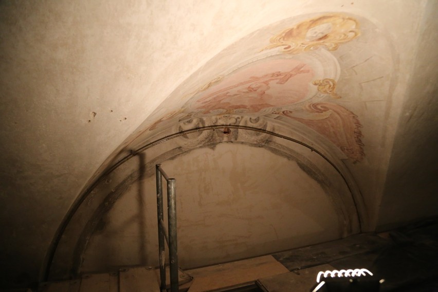 Kraków. Sześć scen i anioły. Krypta w kościele oo. Pijarów odzyskuje freski [ZDJĘCIA]