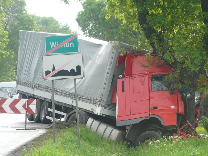 Wieluń: O włos od zderzenia dwóch ciężarówek. Jeden z kierowców ranny