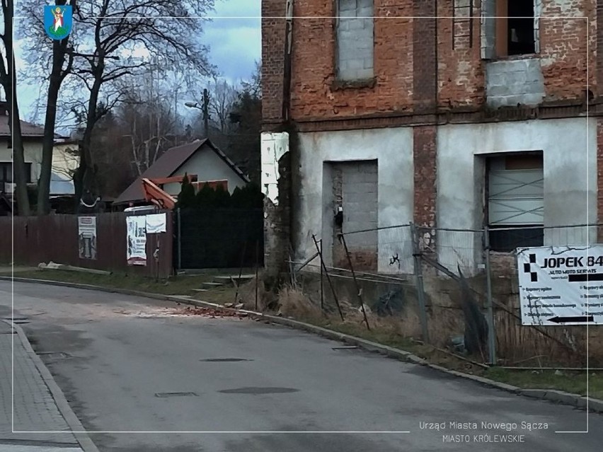 Silny wiatr niszczy budynek. Ulica Stolarska została zamknięta 