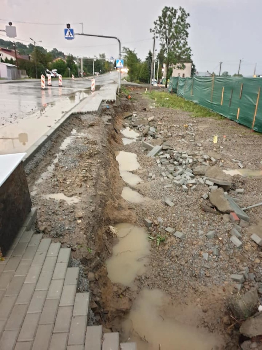 Gmina Szerzyny pomaga sąsiadom ze Skołyszyna na Podkarpaciu doświadczonym przez straszliwą powódź błyskawiczną [ZDJĘCIA]