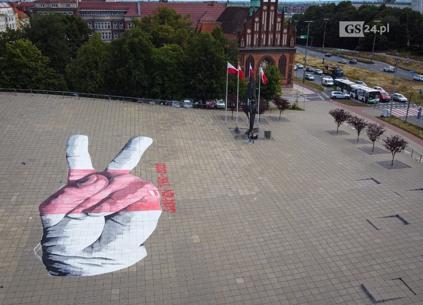 Mural "Solidarności" na dachu "Przełomów". Zobaczcie jak wygląda z góry!