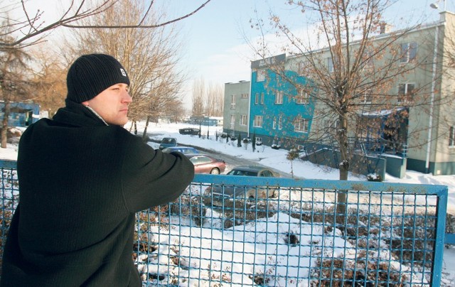 Maciej Kaźmierczak z Będzina przed budynkiem Alby MPGK, jednodniowego pracodawcy