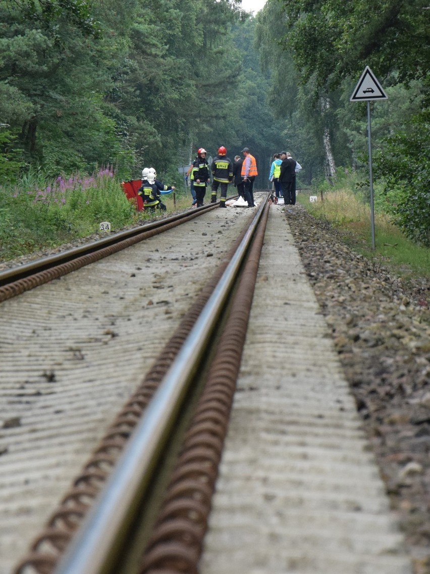 Śmiertelny wypadek w Chałupach (24.07.2017): pociąg potrącił...