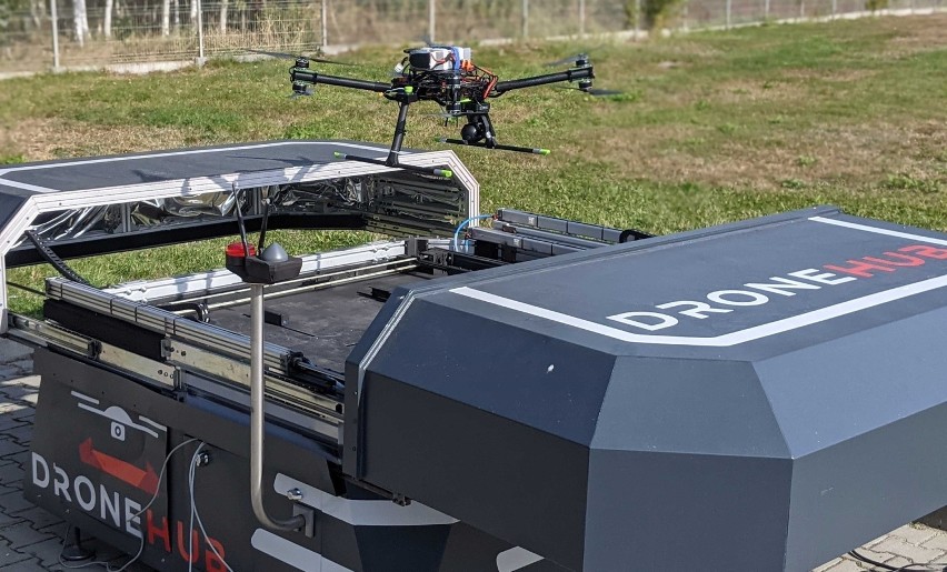 Autonomiczne drony firmy Dronehub latają nad Rzeszowem. Mają m.in. pomóc służbom ratowniczym