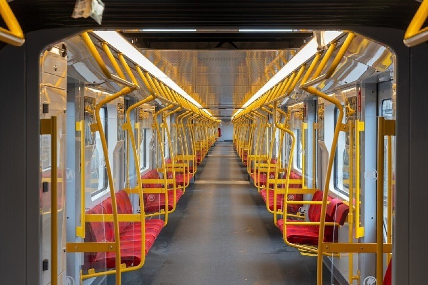 Nowe pociągi metra w Warszawie. Skoda Varsovia testowana nocą na M1. Wkrótce przejazd z pasażerami