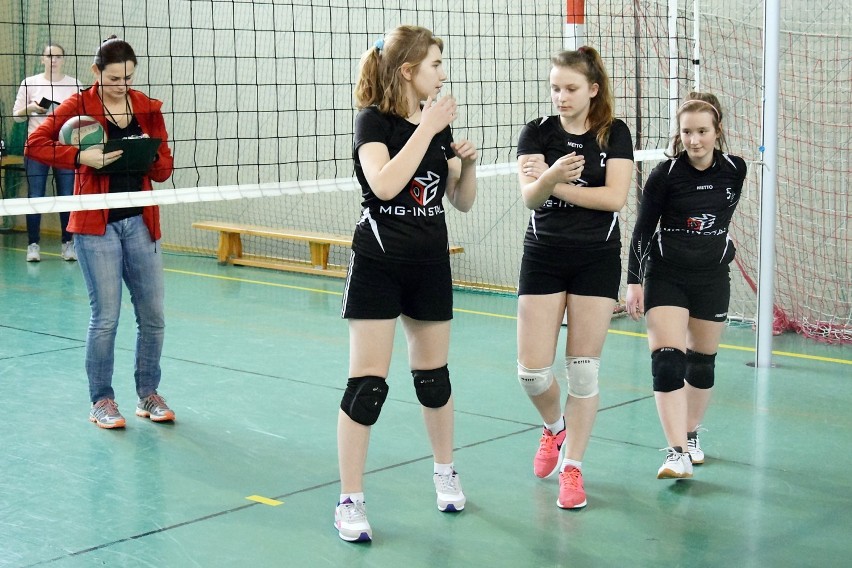 Aż 40 drużyn zagrało w Ogólnopolskim Turnieju Minisiatkówki Dziewcząt o Puchar Prezydenta Miasta Piły. Zobacz zdjęcia