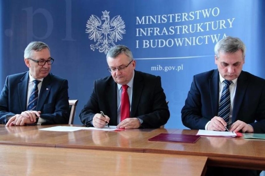 Minister infrastruktury Andrzej Adamczyk (w środku) niedawno...