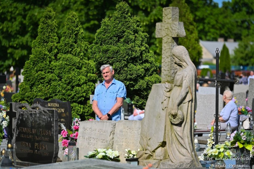 Zesłanie Ducha Świętego w Sieradzu. Procesja z bazyliki....