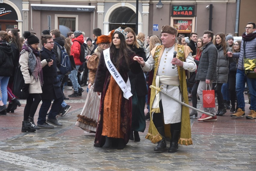 W czwartek blisko pół tysiąca maturzystów zatańczyło...