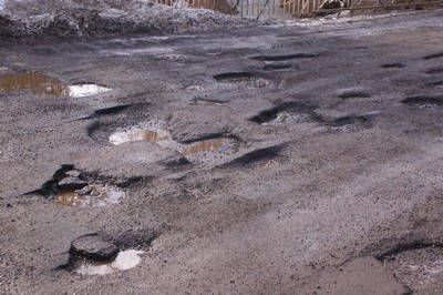 Dziurawa droga ciągnie się na długości ponad kilometra w górnej części Starych Bogaczowic.