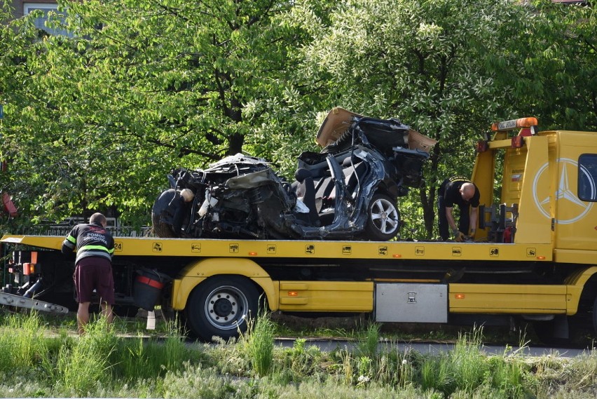 Śmiertelny wypadek na przejeździe kolejowym w Blachowni. Sprawca nie żyje, więc prokuratura umorzyła śledztwo [ZDJĘCIA]