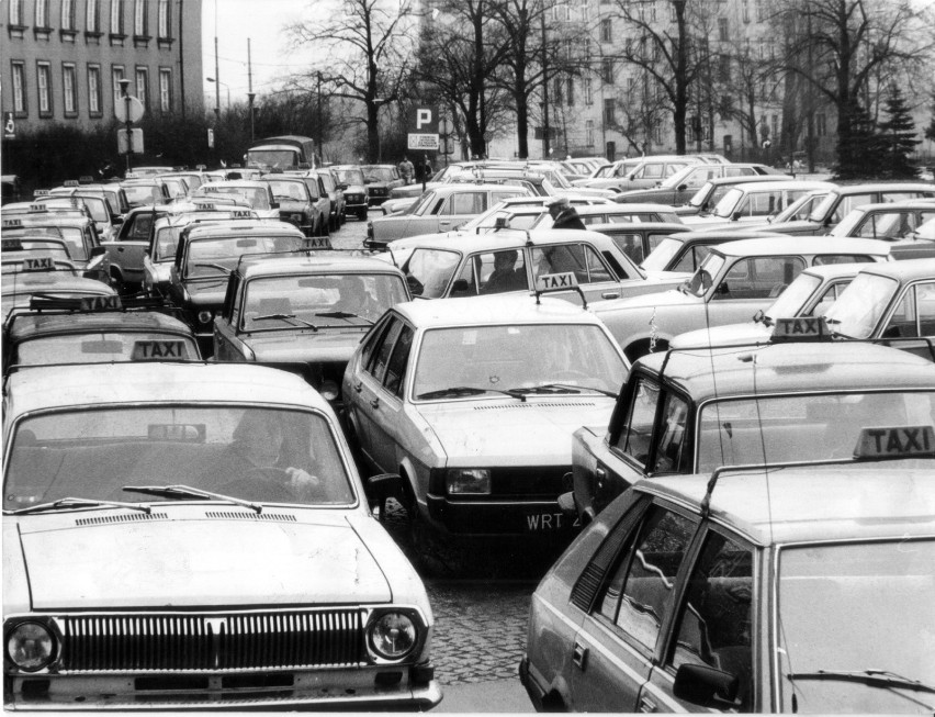 Styczeń 1990 roku, postój taksówek pod urzędem wojewódzkim