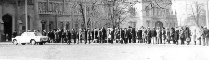 1963 rok, kolejka do taksówki na postoju przed dworcem...