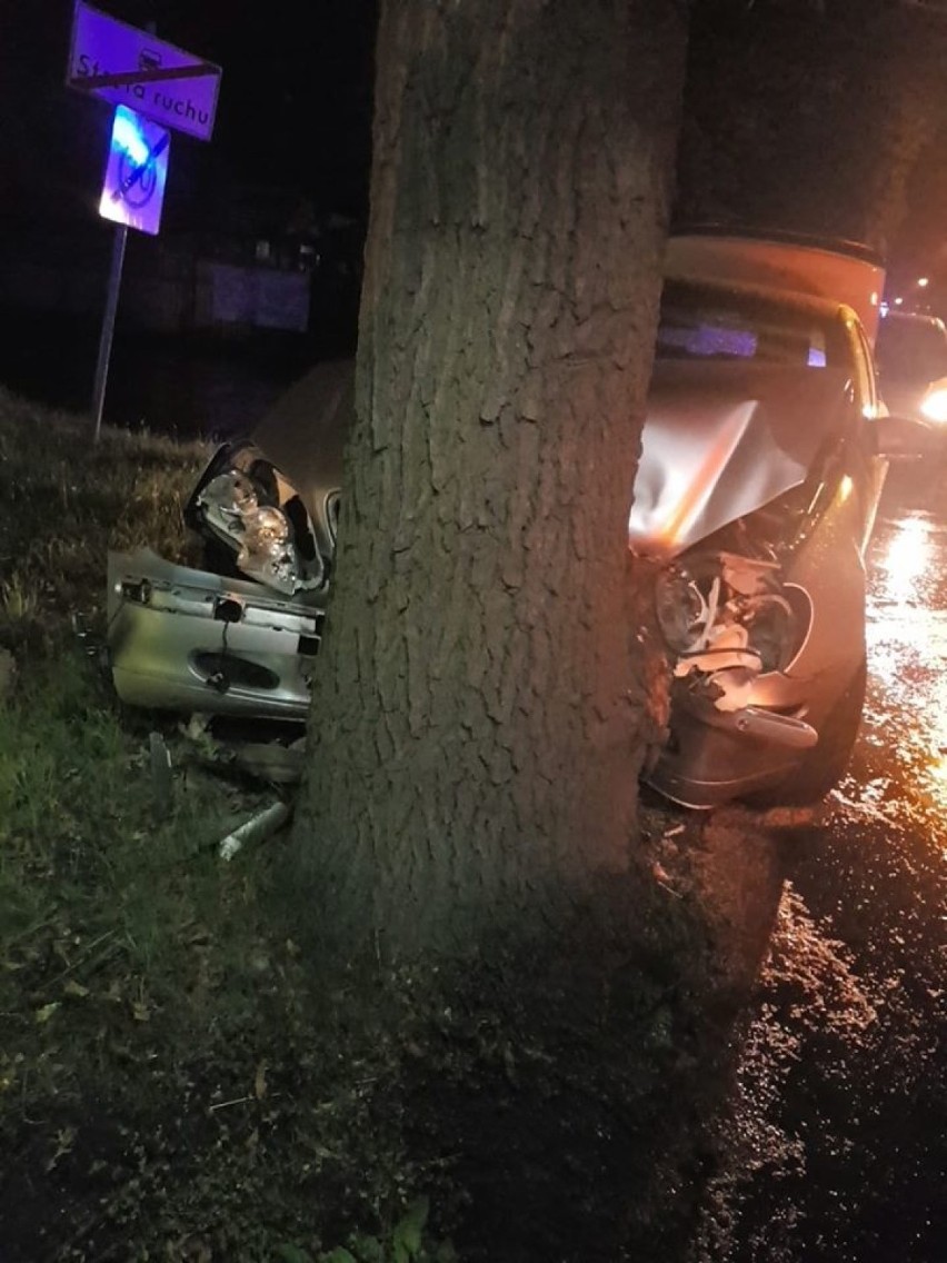Wypadek w Węglińcu. Auto zmiażdżone na drzewie! [ZDJĘCIA]