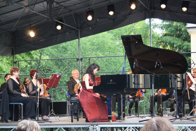 Koncerty muzyki klasycznej organizowane są w wnętrzach pałacu Sierakowskich oraz w otaczającym parku