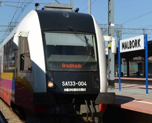 Obecnie szynobusy Przewozów kursują z Gdyni przez Malbork do Grudziądza. Dalej linię obsługuje prywatna spółka Arriva.