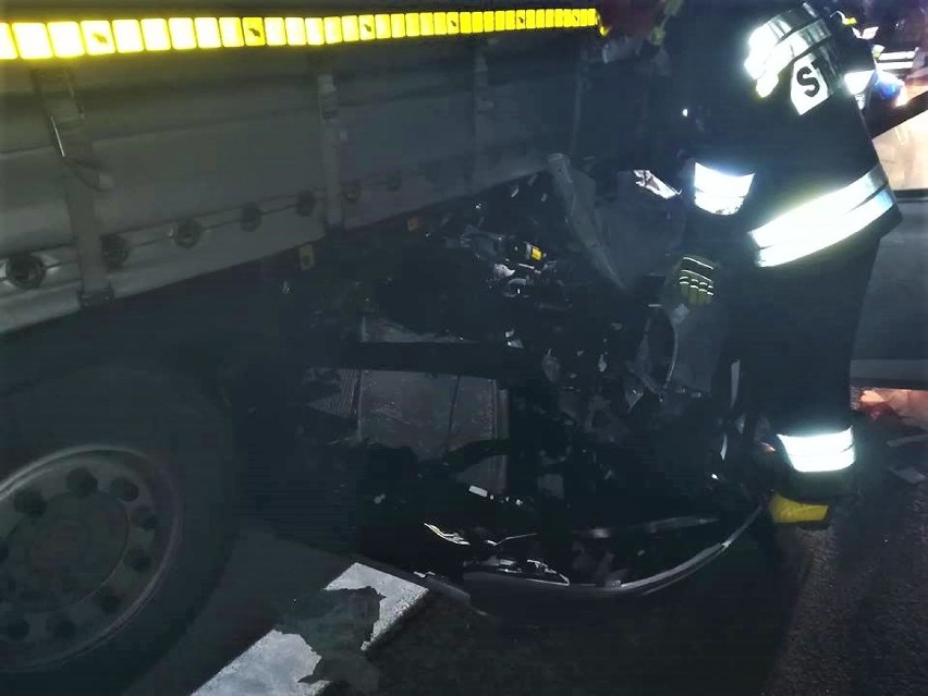 Fatalny wypadek na autostradzie A2. Auto wbiło się w naczepę