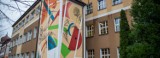 Nowy mural w Obornikach na tle innych. Powstał w ramach kampanii "Aktywność MURowana"