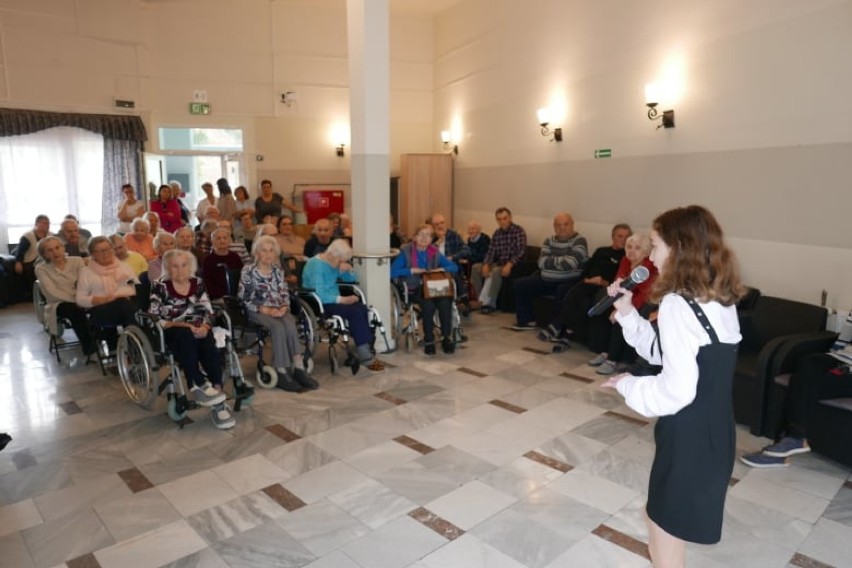 Jesienny koncert dla pensjonariuszy Domu Pomocy Społecznej w Stegnie