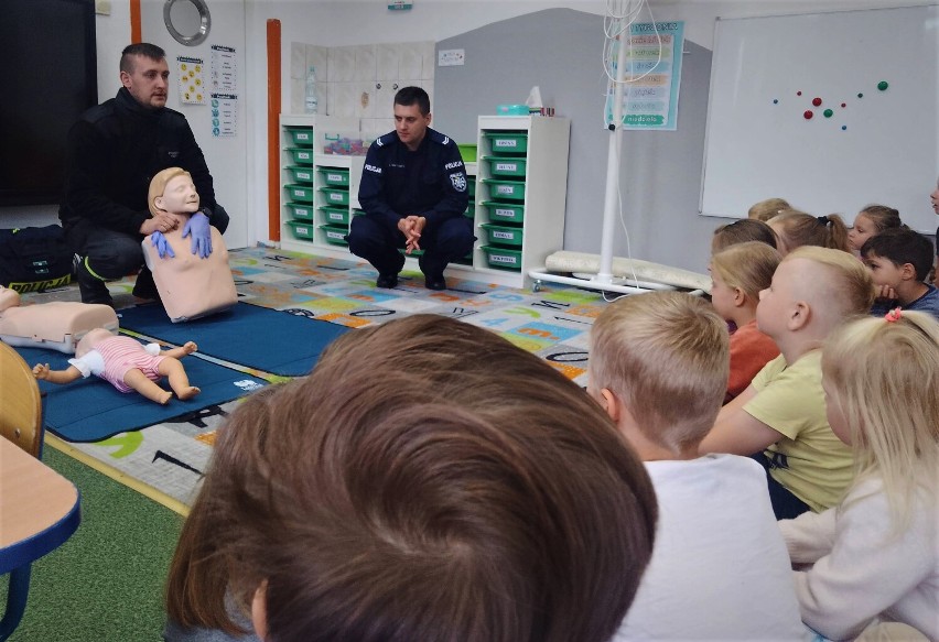 Lekcja ratownictwa dla dzieci w Niepublicznym Przedszkolu i Żłobku „Bolek i Lolek” w Udorpiu. Poprowadził ją strażak i policjant | ZDJĘCIA