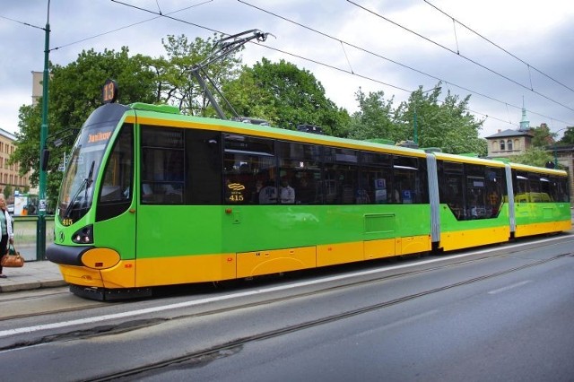 Moderus Beta MF 02 AC
Są to tramwaje trójczłonowe, których środkowy człon jest niskopodłogowy. Pierwszy z dwudziestu czterech zamówionych egzemplarzy wyjechał na trasę 17 maja 2011 z nr 415.

Źródło: Wikipedia