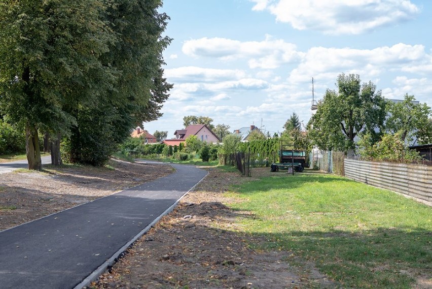 Ścieżka rowerowa na szlaku byłej wąskotorówki coraz bliżej. W niektórych miejscach leży już asfalt [ZDJĘCIA]