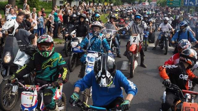 Od piątku w Polanowie trwa XXXI Międzynarodowy Zlot Motocykli. W sobotę zorganizowana została wielka parada motocyklowa, w której udział wziął prawdziwy tłum motocyklistów. Zapraszamy do obejrzenia zdjęć. 

Na sobotni wieczór zaplanowano jeszcze koncert zespołów Nocny Kochanek, Materia i Alians. Wstęp 30 złotych. 

Zobacz także: Zlot Traktorów w Łazach

