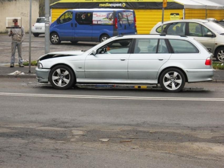Krotoszyn - Wypadek na ul. Mickiewicza. BMW zderzyło się z lexusem. ZDJĘCIA