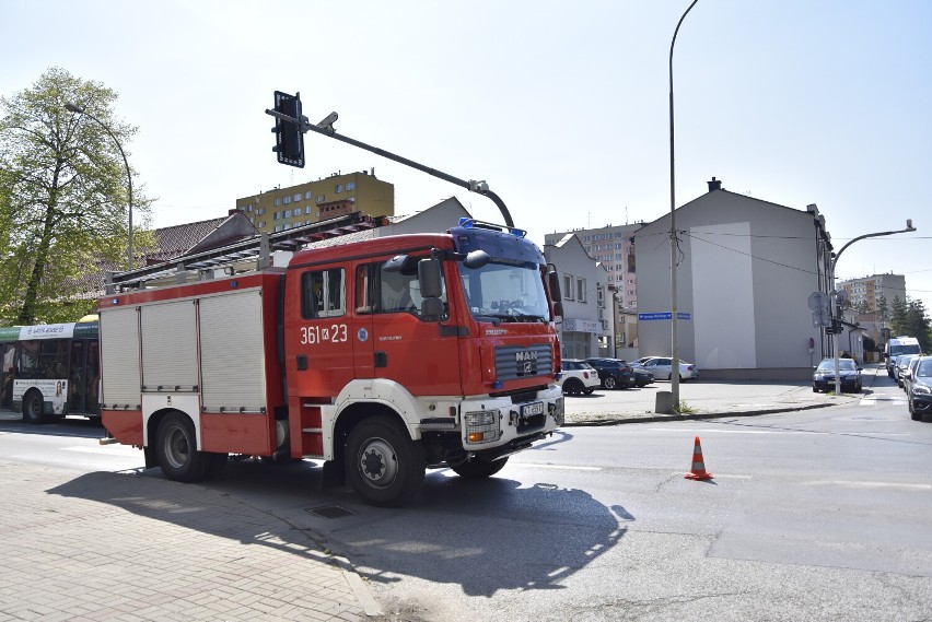 Wypadek w centrum Tarnowa. Na skrzyżowaniu Mościckiego i Pułaskiego zderzyły się dwa samochody. Jedna osoba trafiła do szpitala [ZDJĘCIA]