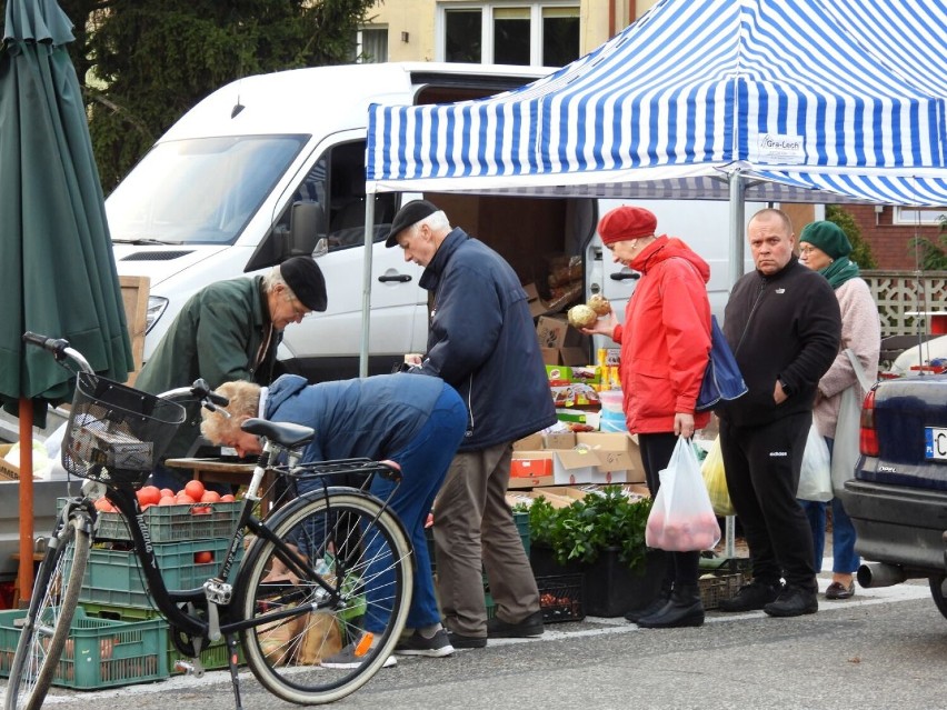 Na targowisku można poszukać okazyjnych cen i miło spędzić...