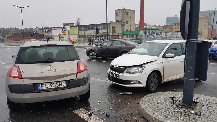 Karambol przy dworcu Łódź Fabryczna. Na al. Scheiblerów...