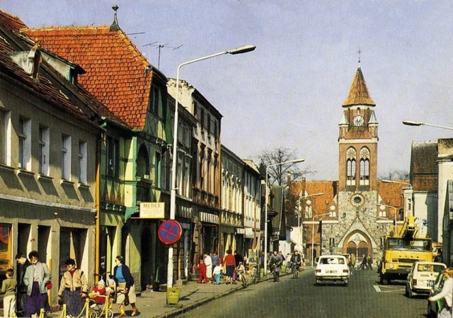 Kolorowe zdjęcie barwnej i gwarnej ulicy Szerokiej z połowy lat osiemdziesiątych XX wieku