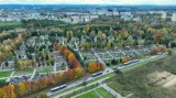 Największe krakowskie cmentarze z lotu ptaka. Dziesiątki osób odwiedza groby swoich bliskich. Zobaczcie jak wygląda cmentarz Batowice