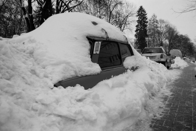 Leciwy trabant pod pokrywą śniegu. Fot. M. Mazik