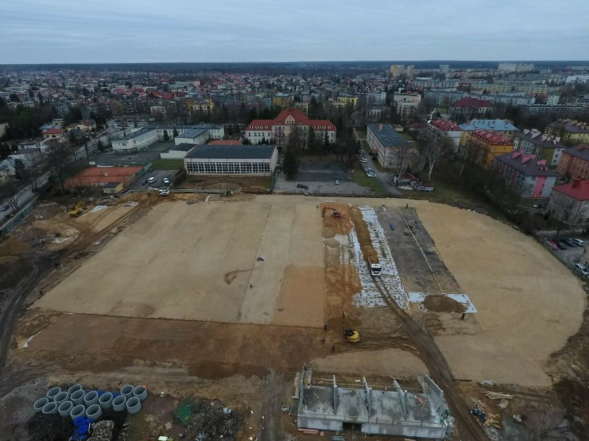 Przy Zespole Szkół Ogólnokształcących Mistrzostwa Sportowego w Ostrowcu Świętokrzyskim trwa budowa stadionu lekkoatletycznego