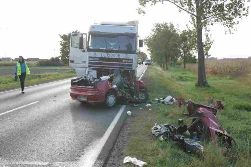 Marcinkowice: Czołowe zderzenie ciężarówki z osobówką na drodze nr 94 (ZDJĘCIA)