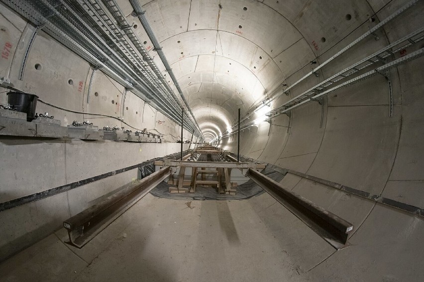 Metro na Bródnie coraz bliżej. Pociągi testowe wyjechały na tory