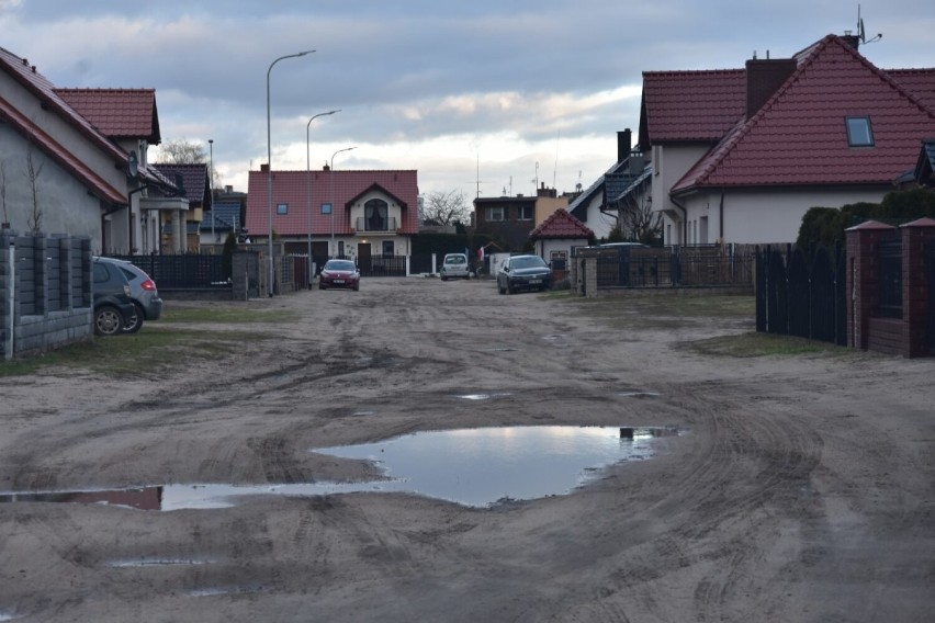 Błoto i dziury. Tak wyglądają niektóre ulice w Wągrowcu. Która jest w najgorszym stanie? 